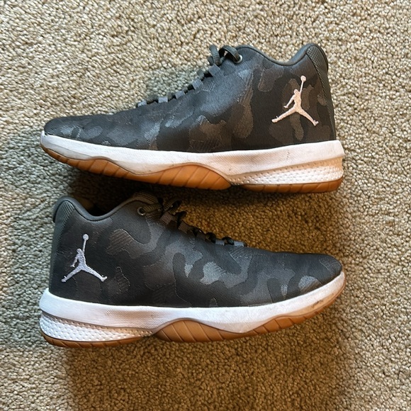 Jordan basketball shoes - Picture 2 of 4